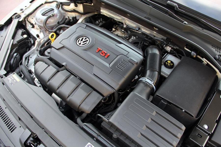 Моторный отсек Volkswagen Golf GTi 5-Door 2015 года  (фото 28 из 48)